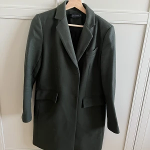 Grön kappa från Zara - En fin grön kappa från Zara i strl M. I använt skick.  Köparen står för frakten 