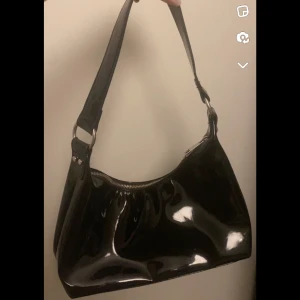 Svart axel väska  - En svart superfin axelväska, knappt använd.