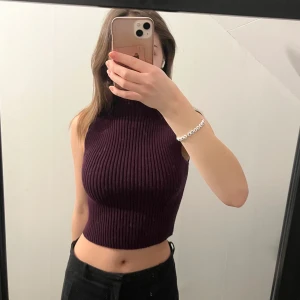 Röd topp - Vinröd stickad polotopp från zara. Använd fåtal gånger så fint skick.