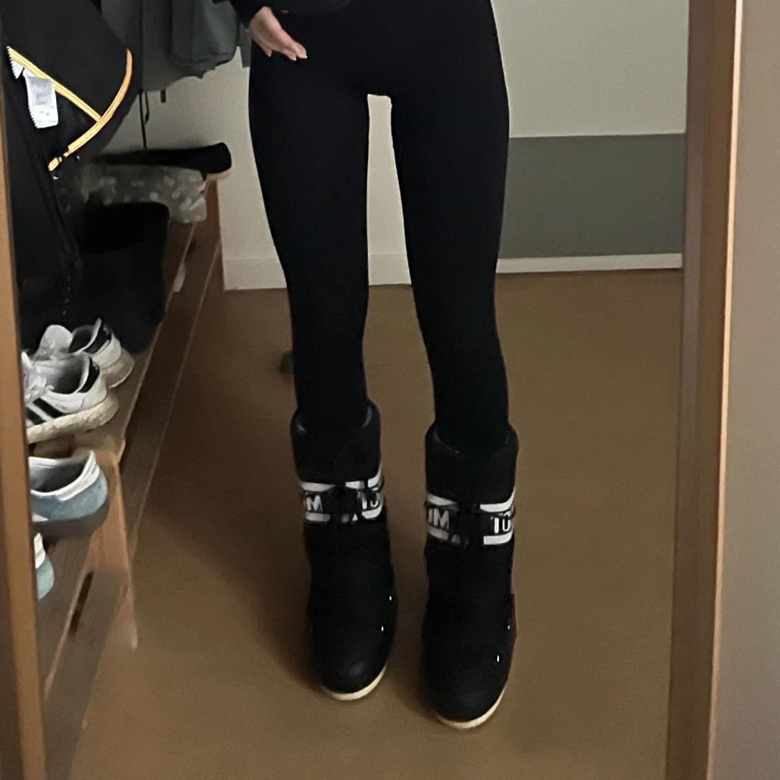 Svarta höga moon boots 