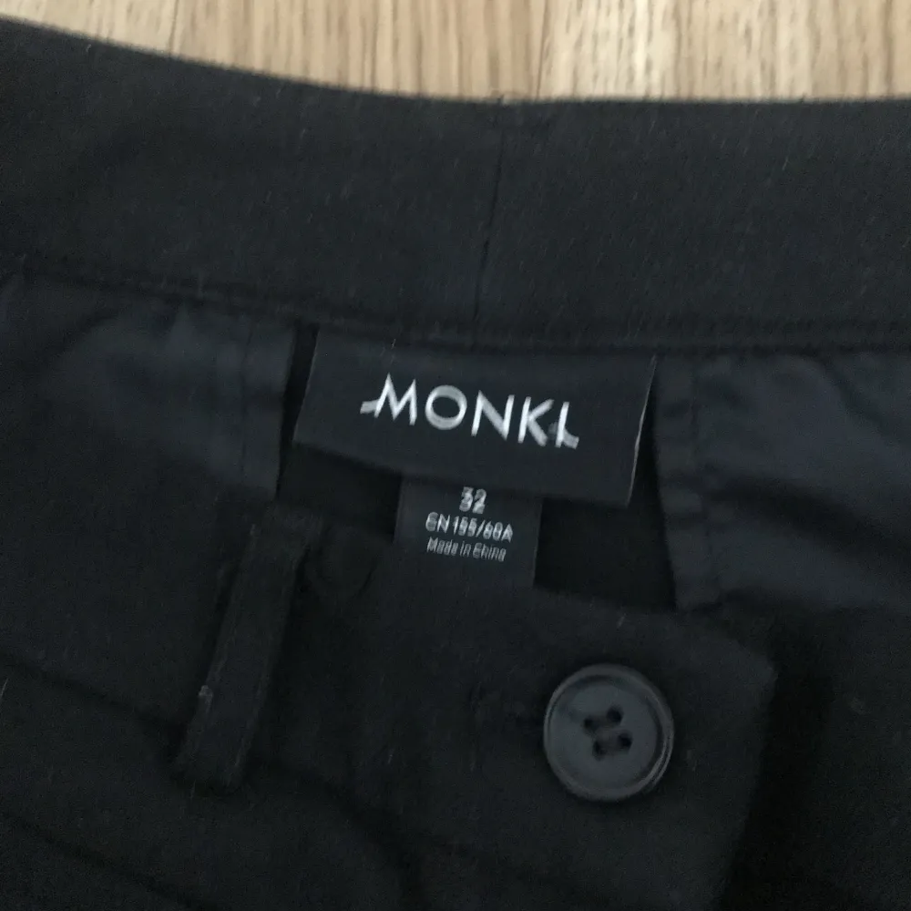 Svarta kostymbyxor från Monki i midrise. Jättefina och bekväma, storlek 32💞. Jeans & Byxor.