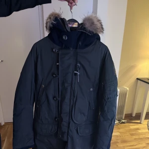 Special Edition Parajumper herr - Parajumper herr jacka, finns väldigt fåtal av denna modell  Använt i ett fint skicka  Köpte i NK i Göteborg 