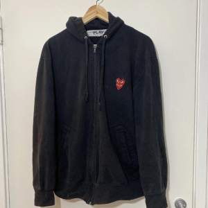 Comme des garçons play zip-up hoodie. Bra skick. Storlek XL, sitter som boxy M/L