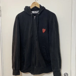 Comme des garçons zip-up - Comme des garçons play zip-up hoodie. Bra skick. Storlek XL, sitter som boxy M/L