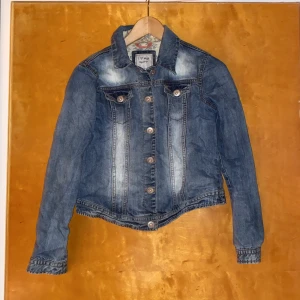 Jacka från next - Jeansjacka från next, köpt för flera år sedan och använd väl. Dock i gott skick. Storlek 158-164. 