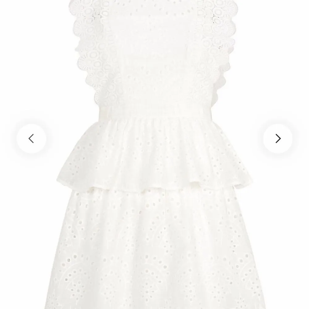 Säljer denna Olivia Crochet klänningen, köpt från Bubbleroom. Jätte fint skick, använd endast en gång🤍 Nypris 999kr. Klänningar.