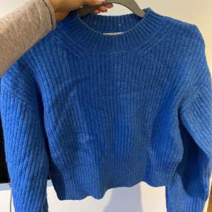 Säljer denna fina blåa stickade tröja från Weekday! Skriv för fler bilder om du är intresserad!