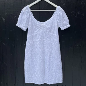 Studentklänning  - Säljer min fina studentklänning från hollister som jag har använt en gång. Den är i storlek L, lång modell🤍Den är inte alls genomskinnlig och slutar mitt på låret för mig som är 180cm, klänningen är köpt för 399kr.