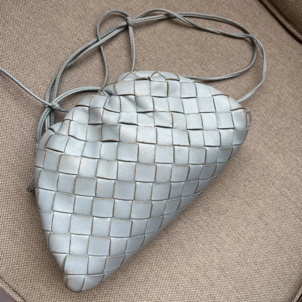 (Säljer åt en kompis) En väska från Bottega Veneta i en jätte fin ljusblå färg. I modellen pouch. Inköpt på Vestiare Collective för lite mindre än 1 år sedan. Dustbag ingår. Nypris 21600kr, men säljes för 6500kr pga att den har slitningar.. Väskor.