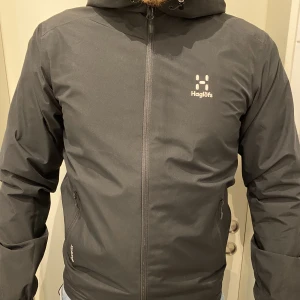 Haglöfs vindjacka - Säljer denna jacka pga att jag växt ur den. Riktigt skönt och använd en halv vår/sommar. 