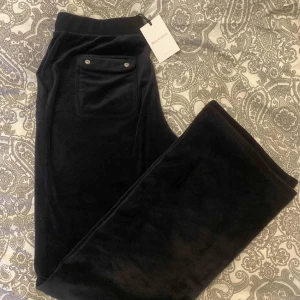 Juicy culture  - Hej! Säljer mina juicy byxor i färgen ”night sky” dom är o nyskick. tSäljer dom för att dom va lite förstora för mig, jag köpte dom på kidsbrandstore i storlek 15-16 år, skulle säga att det är S-M hör av er vid fler frågor💗