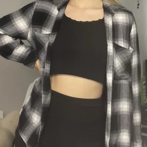 Skjorta  - Skjorta strl 40 från Lindex, slutat använda men är så fin och skönt material.