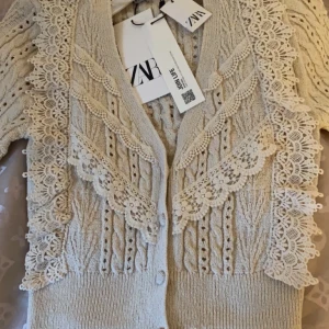 Zara kofta - Super söt kofta från zara som går att knäppa upp och ned, aldrig använd och köpt för 279 online 💕 Aldrig kommit till användning ❤️ (slut såld) frakt tillkommer