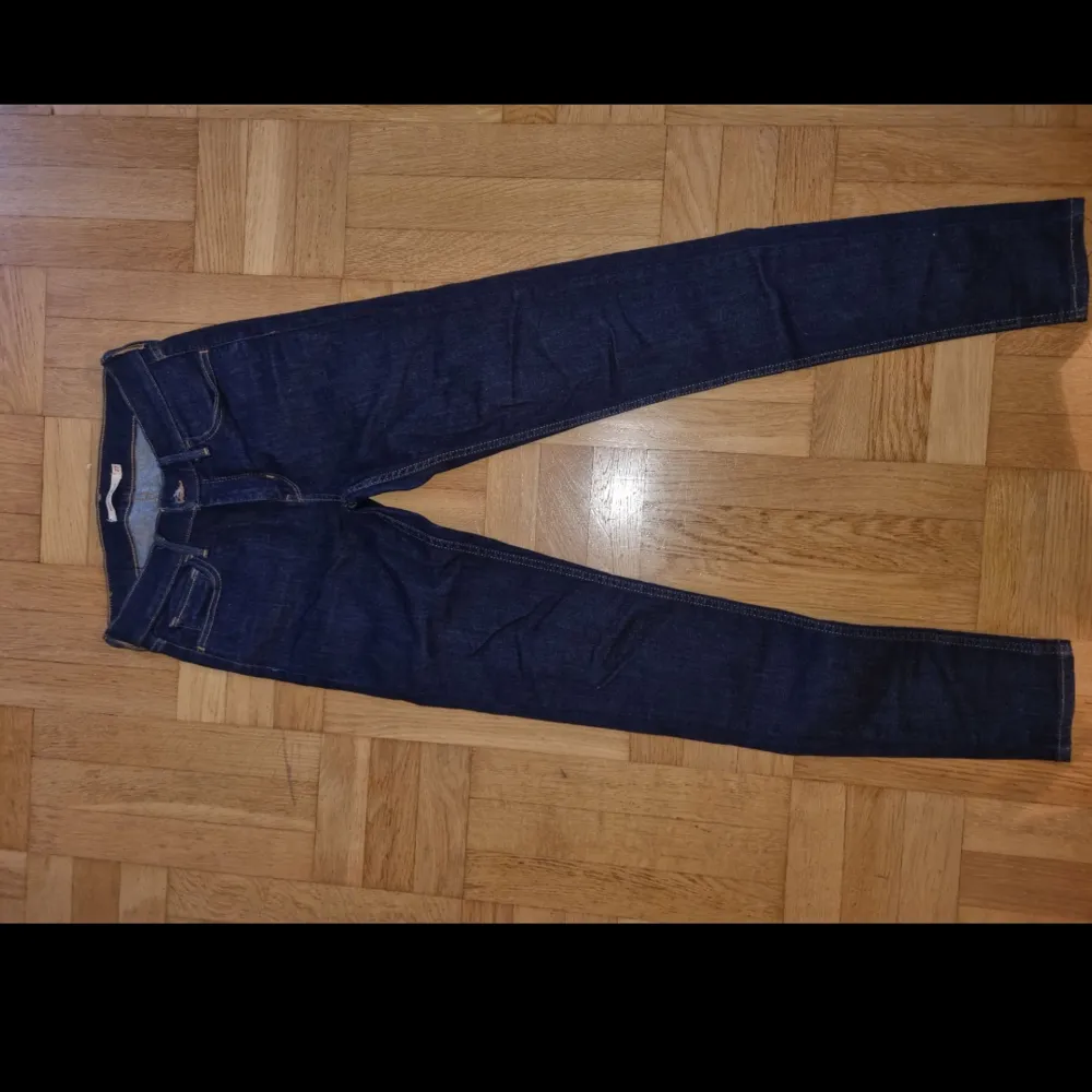 Levis jeans. Mycket fint skick. Strl small. Längd 30. Skinny low waist. . Jeans & Byxor.