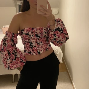 Superfin topp💕 - Superfin topp från Ginatricot💕 går både klä upp och ner, fin till kostymbyxor och ljus jeans💕