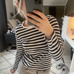 Blå vit randig tröja - Marinblå o vit-randig tröja, superfin!!!  Skriv privat för fler bilder 🥰