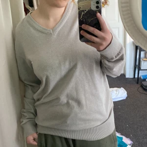 Grå sweatshirt  - Mycket härligt sweatshirt. Ganska tunt material men super mysigt, men väldigt varmt men en tunn tröja under! :)