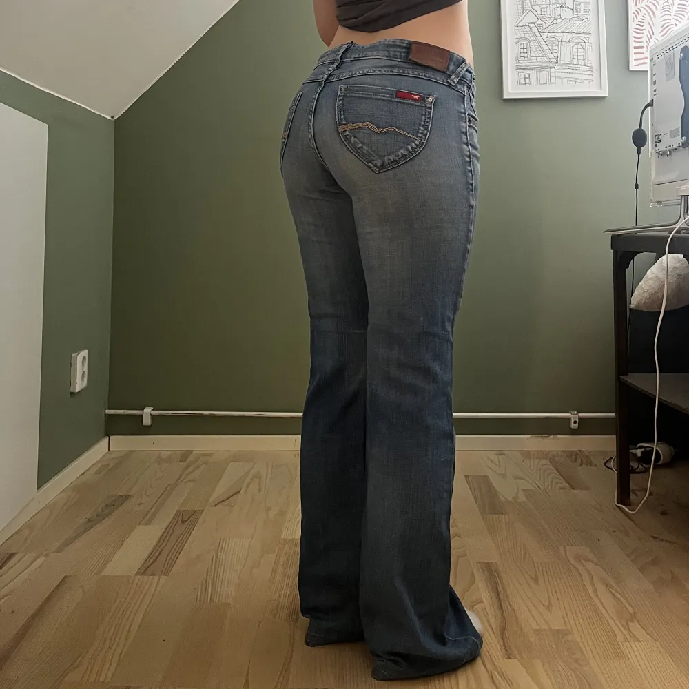 Superfina lågmidjade blå jeans! Midjemått: 80 cm innerbenslängd: 76 cm  Jag på bilden är 160 cm! Skriv om du har fler frågor🫶. Jeans & Byxor.