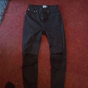 Slitna jeans  - En par jeans där hålen har blivit lite större än vad dem ska vara