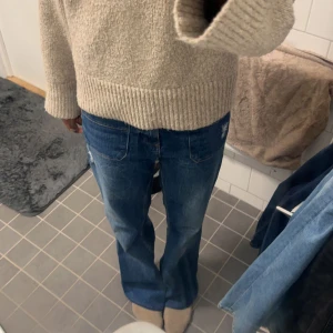 Zara jeans  - Säljer ett par lågmidjade jeans från Zaras gamla collection. Jeansen är i modellen bootcut men sitter lite löst på mig då de är i storlek 38 och jag bär 34/36 men jeansen sitter ändå snyggt!💗 kom priv för övriga frågor💗💗