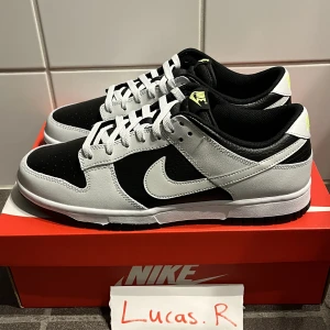Stl. 45 - Dunk Low ”Grey Panda Volt” - Ds, OG all. Stl 45 Kan mötas upp i Stockholm. Digitalt kvitto finns från Nike!