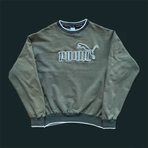 Vintage Grön Puma Swater - En ur snygg vintage Sweater av märket Puma i grön färg. En liten fläck på ena ärmen. Annars i fint skick. Sista bilden har bäst färg upplösning. För fler bilder eller mått kontakta mig!! 🦔 
