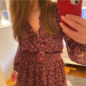 Zara klänning - Så snygg klänning ifrån zara som är röd/lila blommig💕💕 slutsåld och säljer för 500kr i strlk S