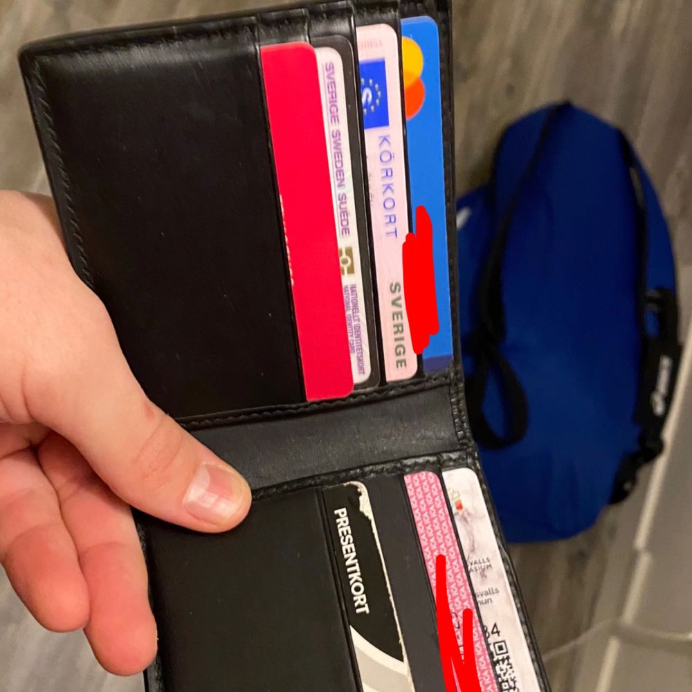 Säljer min Gucci plånbok. Den är använd men i jättefint skick. Nypris cirka 4000kr, säljes för 2300kr. Köpare står för frakt, endast Swish. Pris kan diskuteras vid snabb affär.. Accessoarer.