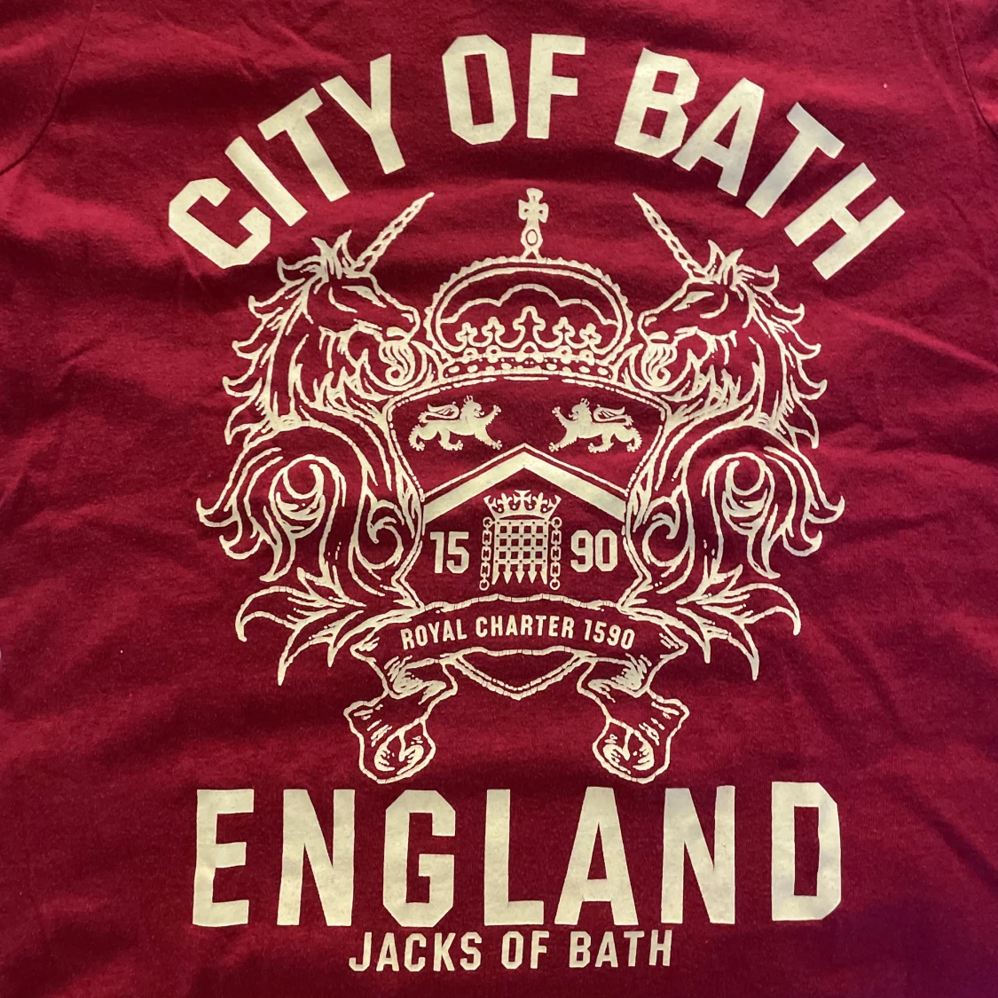 Röd graphic tee med gult stort tryck emblem - 90