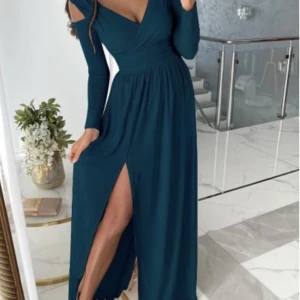 Balklänning - Klänningen är från chicme.com och har bara använts en gång på en bal i juni 2022. Den kosta runt 600kr i ordinarie pris i storlek S. Klänningen består av jätteskönt mjukt material och ser väldigt fin ut på  Har ni några frågor är det bara att höra av sig!