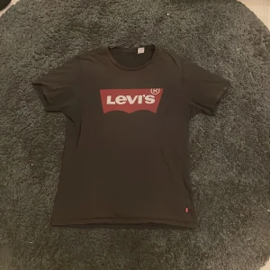 Levis t-shirt - Uttvättad t-shirt men inga fläckar säljer för den är för liten men den funkar fortfarande bra.