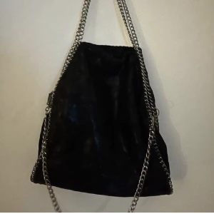 Jättefin Väska - Jätte fin liknnande stella mccartney väska i bra skick, inga skador som syns ! Pris kan diskuteras (lånade bilder)