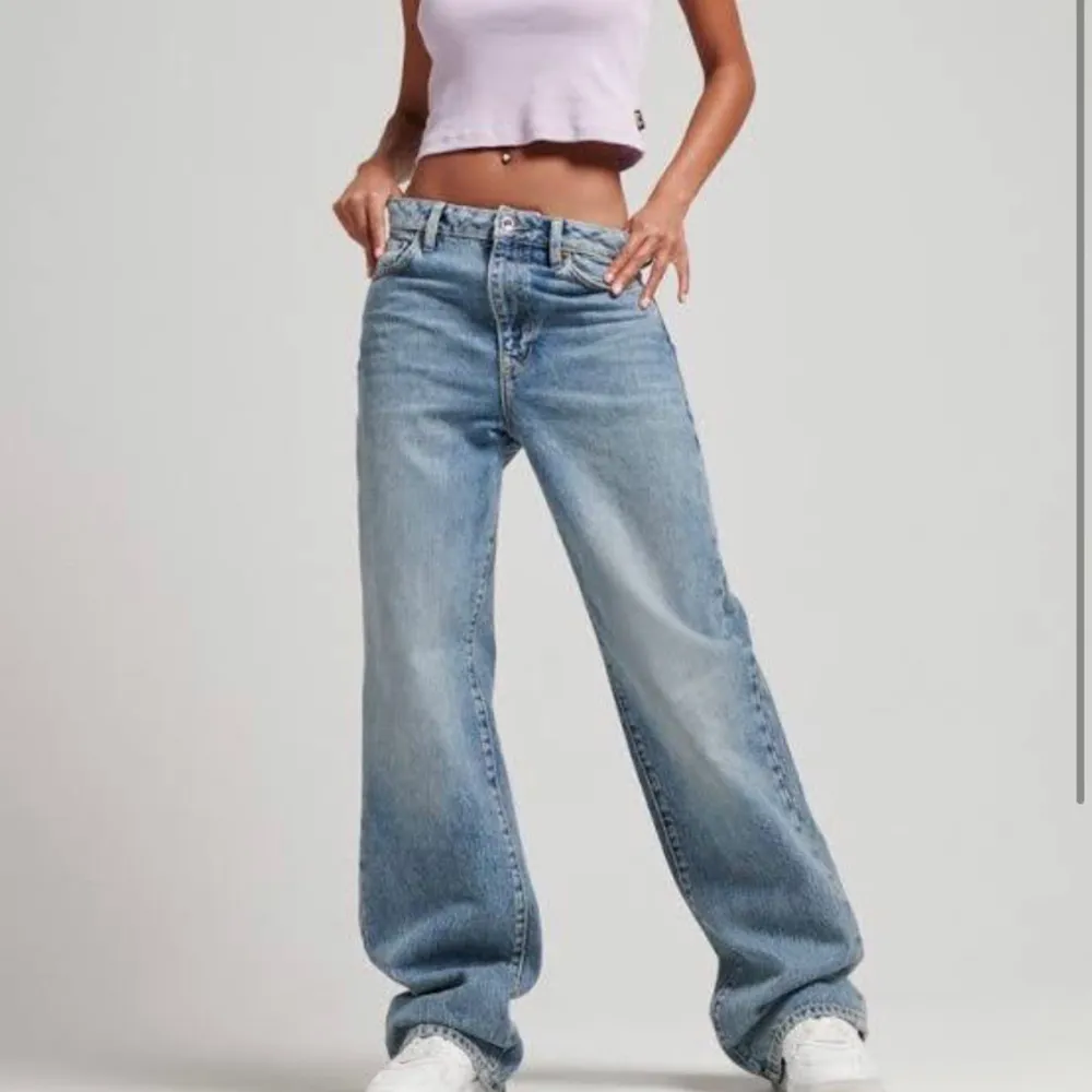 Säljer mina jeans för att jag använder dom knappast. Knappast aldrig använda och relativa nyköpta. 300 +frakt. . Jeans & Byxor.