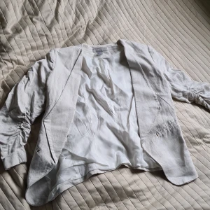 Kavaj strl 38  - Ljusbeige kavaj storlek 38. Ostruken, men i superfint skick! Använd 5 gånger.  Ps// Söker du en hel outfit för mindre än 500kr? Lägg till kostymbyxorna och kavajen och beställ idag, så skickar jag direkt 💕👌