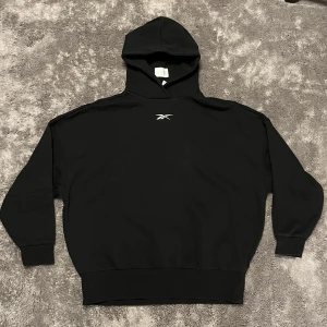 Svart huvtröja - Använd ett fåtal gånger men är i mycket bra skick. Meddela vid intresse !