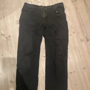 Svin schyssta svarta rustler jeans, inga fel eller defekter. Hör av er om ni vill har frågor eller funderingar!