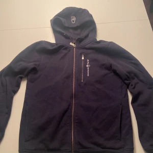 sail racing zip hoodie  - sail racing zip hoodie i använt skick. betalning via swish.