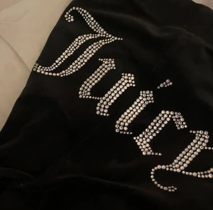 Juicy byxor svart - Juicy byxor med tryck på baksidan i s, använda 1-2 gånger säljs för dom är lite för små och vill köpa en större storlek. Pris går att diskuteras 💕