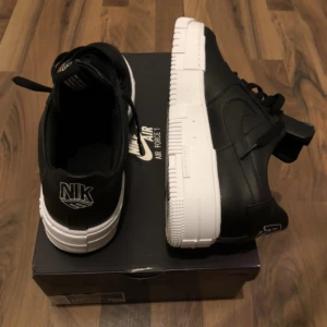 NIKE AF1 - BLACKXWHITE - Af1 Nike AF1 - Black x white Till salu! Aldrig använda utanför hemmet bara testade inomhus!  Bekväma (autentiska) air force ettor till dig med 42.5 (EU) i storlek. Då jag har 43..och de inte passar riktigt. Köpta för 1299kr till salu endast för 799!