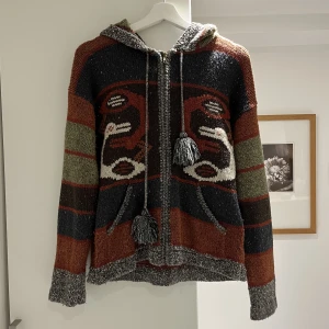 Zipup med luva - Asball zipup med luva och fickor. Från Flash i storlek S, men passar nog XS - M :)