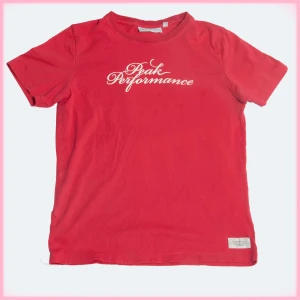 Rosa Dam T-shirt - ROSA DAM T-SHIRT STORLEK: 160 NYPRIS 400kr MÄRKE: PEAK PERFORMANCE  SKICK: Gott Sick MÅTT: PTP: 40cm