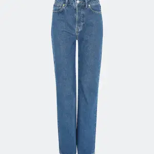 Säljer dessa super fina straight jeans från bikbok i storlek W24 L32. Jag säljer dom för att dom är för små. Dom är i super bra skick. Köparen står för frakten. Betala med Swish. Kontakta mig vid frågor eller fler bilder!💕