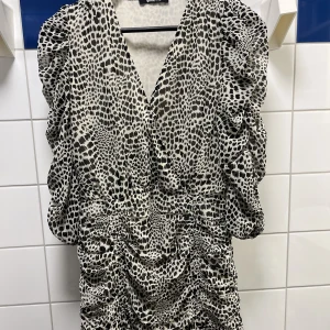 Klänning Gina Tricot - Klänning från Gina i stl 36 i felfritt skick 