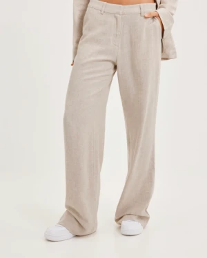 Linnebyxor  - Säljer dessa linnebyxor från Nelly som inte kommer till användning då det inte passar! Byxorna är i superfint skick!☺️  