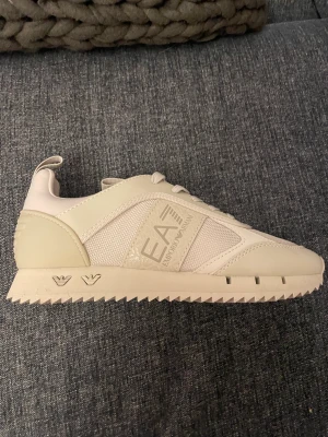 Ea7 skor 37 - Helt nya Ea7 skor köpta för 2100kr  vid snabb affär kan priset ändras, helt nya säljer pågrund av fel storlek och han inte lämna tillbaka.