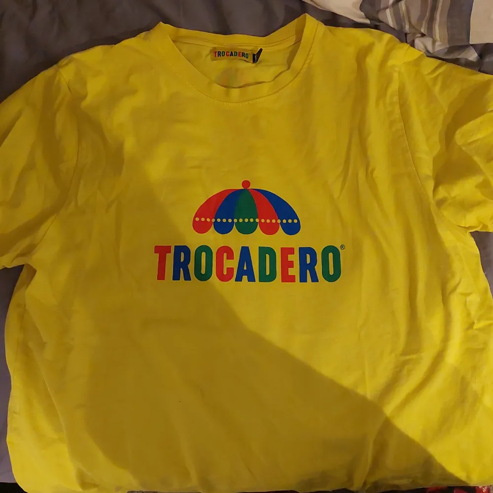 En trocadero tshirt i bra skick storlek L.☺️. T-shirts.