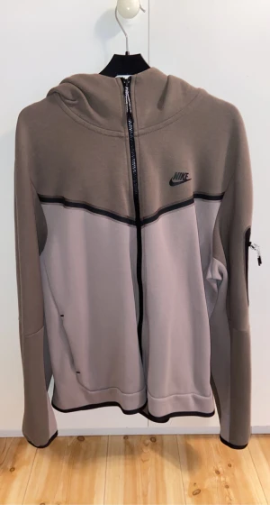 Nike Tech fleece  - Tja säljer denna nike tech fleece dragkedje hoodie. Har använt den typ 20 gånger  ser helt ny ut och är i storlek L Säljes för att det inte är min typ av kläder.