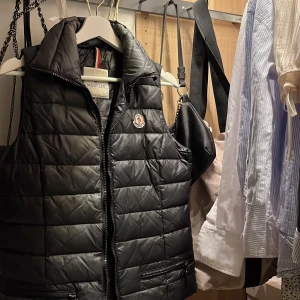 Moncler väst  - Än väldigt gammal modell på moncler väst! Har ej kvitto kvar, men garanterat äkta. Inga defekter, säljer billigt då jag ej har kvitto osv sparat 