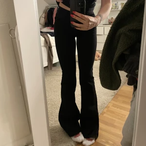 Svarta bootcut jeans - Jätte snygga bootcut jeans från pull and bear. De är typ midewaist, De är svarta och i strlk 34. Jag har växt ut de men skulle gärna vilja ha de. Vid intresse så kontakta! Nypris 399 mitt 200 använda en gång. Varit hos en hemtvätt!