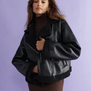 Läderjacka med päls - Säljer denna coola jacka från Gina Tricot då det inte passar mig längre. Använt mig fåtal gånger och den är i mycket bra skick